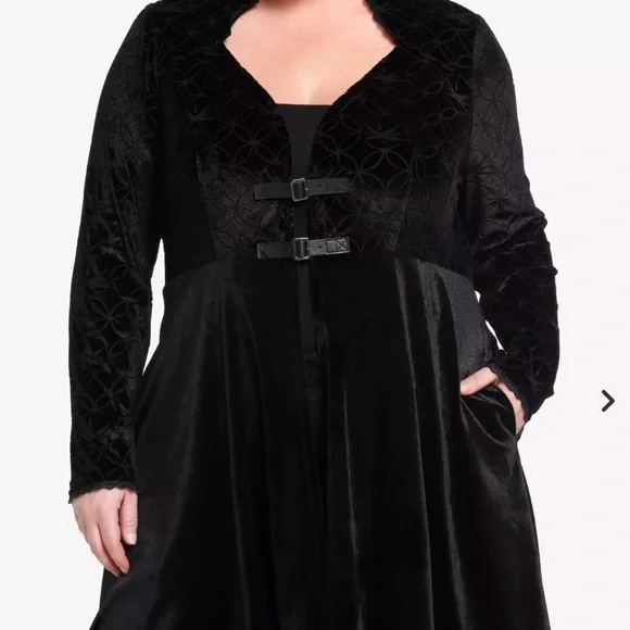 The Witcher Yennefer Velvet Hi-Low Waistcoat
Plus Size - Picture 2 of 9